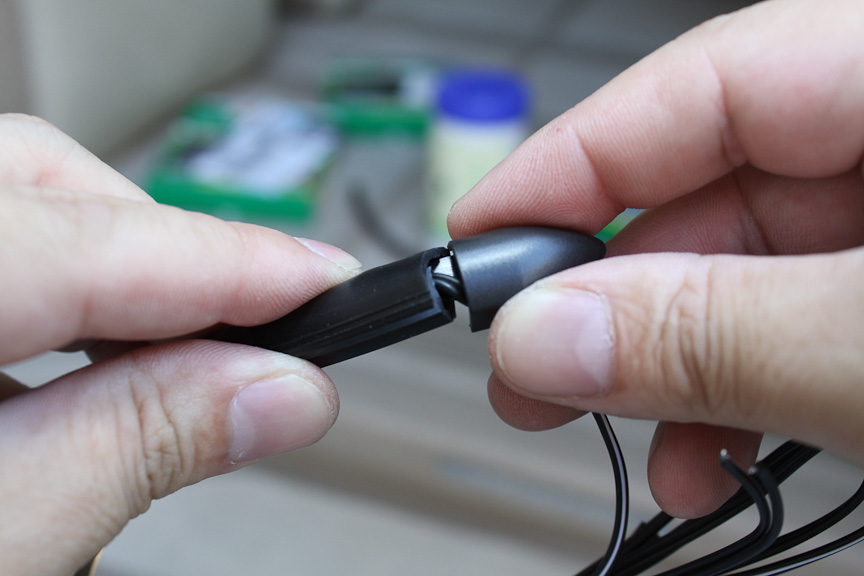 モールには横から光が漏れないようにするカバーが付属しているが、今回は端から端までぴったりの長さで取り付けるため、あえて不使用