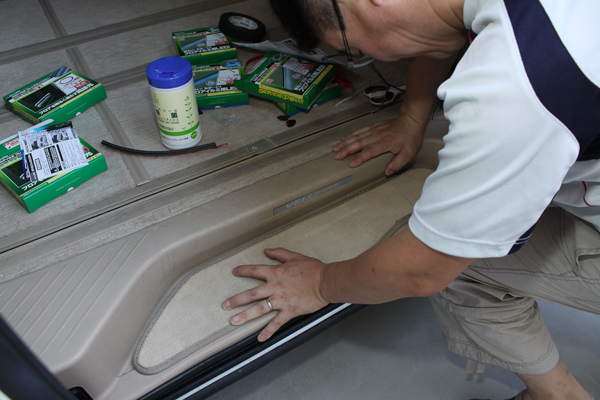 ステップは大きくクリップも多いため、クリップの位置をよく確認した上でエイッ！と体重を掛けて取り付ける