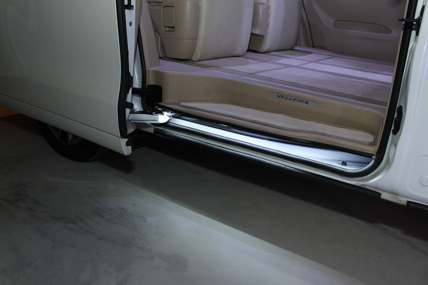 夜を待って、スライドドアステップ部の間接照明をテスト。おおぉ、想像以上の自然な仕上がりに大満足！イルミネーションコントローラーを接続しているので、光量も自由に制御できる。これは「大成功」かも