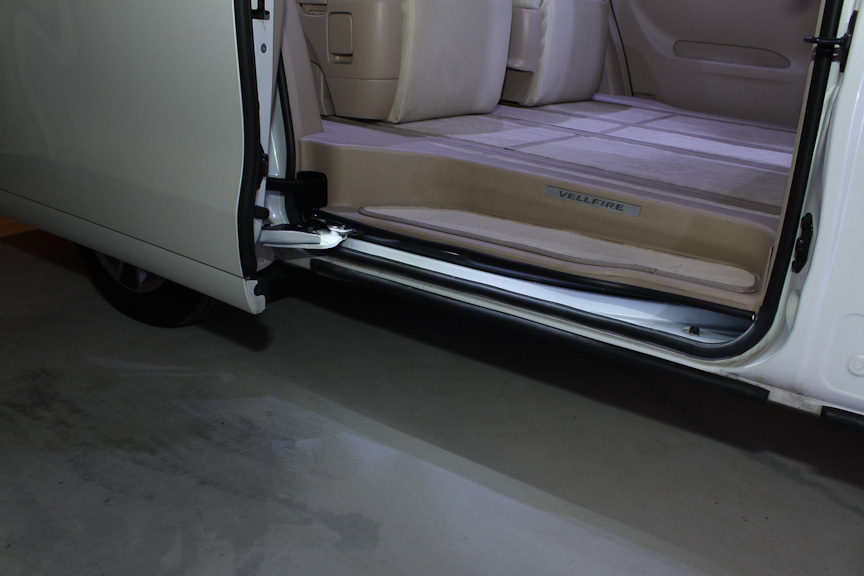 夜を待って、スライドドアステップ部の間接照明をテスト。おおぉ、想像以上の自然な仕上がりに大満足！イルミネーションコントローラーを接続しているので、光量も自由に制御できる。これは「大成功」かも