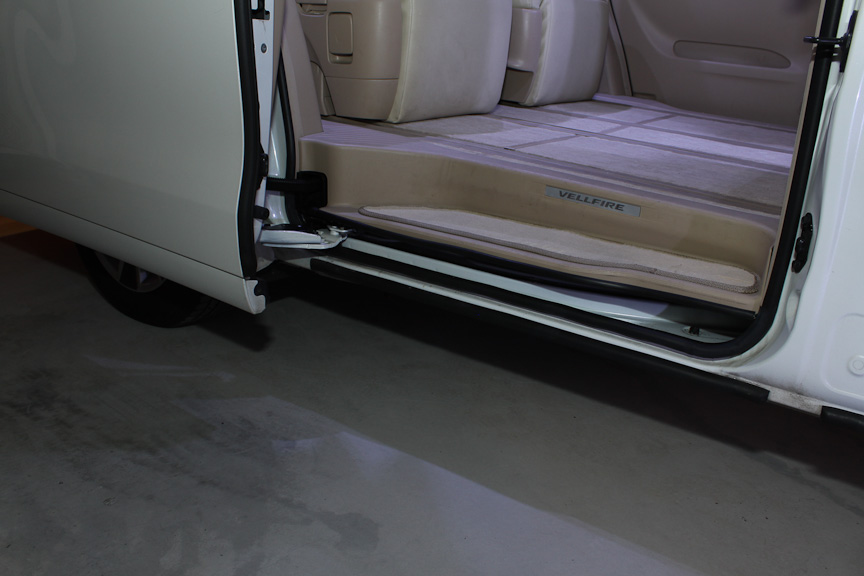 夜を待って、スライドドアステップ部の間接照明をテスト。おおぉ、想像以上の自然な仕上がりに大満足！イルミネーションコントローラーを接続しているので、光量も自由に制御できる。これは「大成功」かも