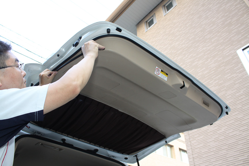 釣り場での雨宿り場所としても便利な？バックドアの下。バックドア部分にぐるっと一回りLEDラインを取り付けると、夜釣りに便利かも。（未実行）