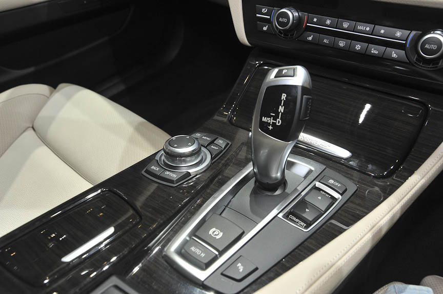 アクティブハイブリッド5。トランクルームと車室の間にリチウムイオンバッテリーを積むため、若干トランクルームが狭い