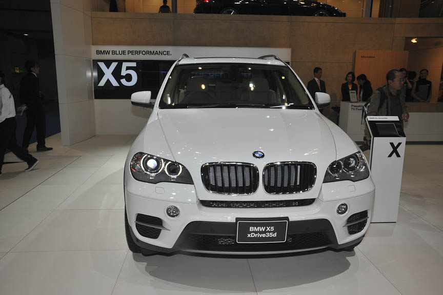 ディーゼル車「X5 xDrive35d ブルーパフォーマンス」。こちらはフロントフェンダーの「xDrive35d」のバッヂでしか外観からは区別できない