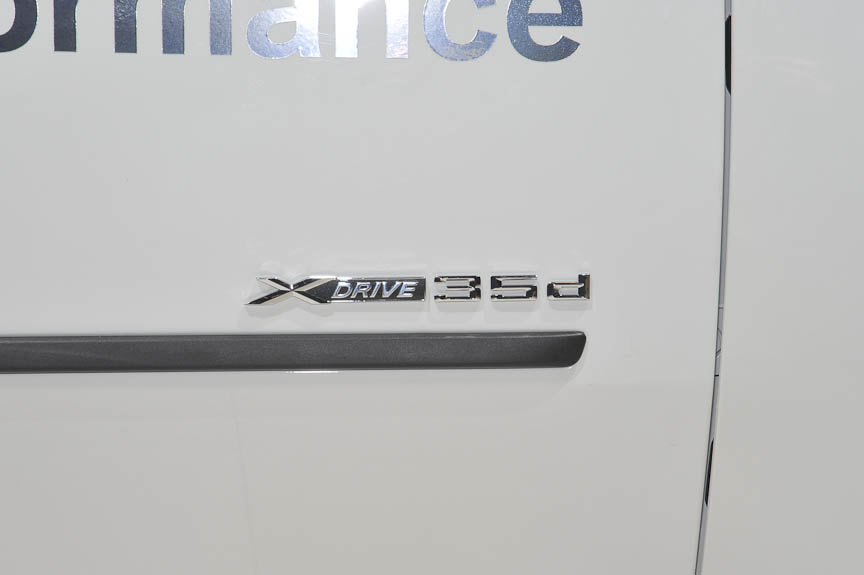 ディーゼル車「X5 xDrive35d ブルーパフォーマンス」。こちらはフロントフェンダーの「xDrive35d」のバッヂでしか外観からは区別できない
