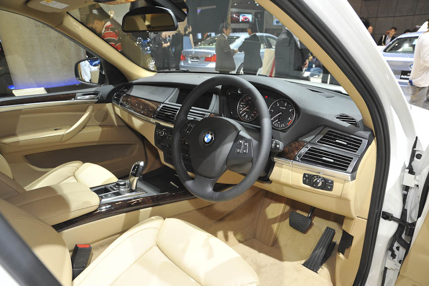 ディーゼル車「X5 xDrive35d ブルーパフォーマンス」。こちらはフロントフェンダーの「xDrive35d」のバッヂでしか外観からは区別できない