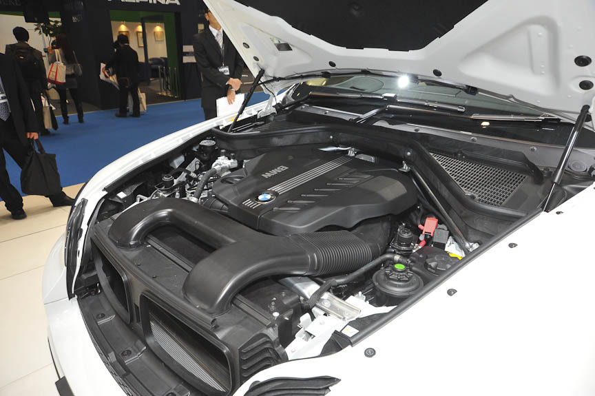 ディーゼル車「X5 xDrive35d ブルーパフォーマンス」。こちらはフロントフェンダーの「xDrive35d」のバッヂでしか外観からは区別できない