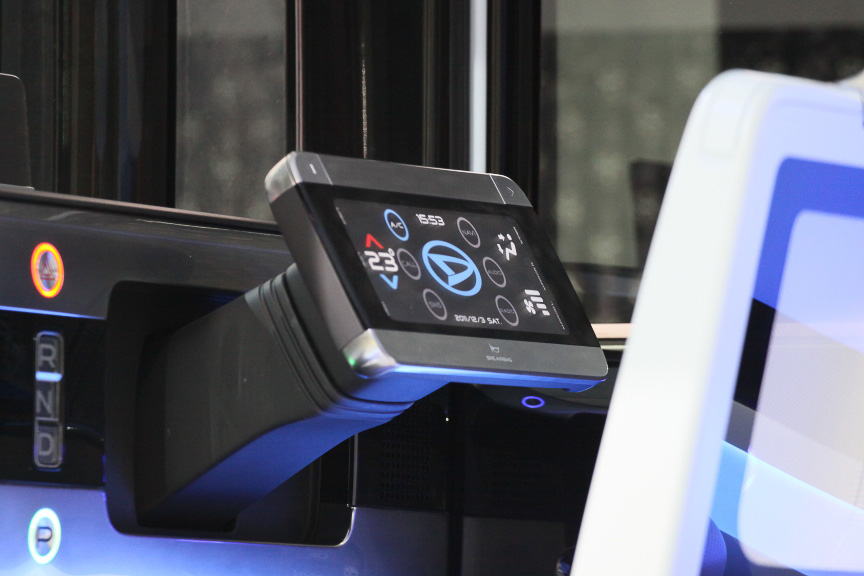 貴金属フリー液体燃料電池を搭載する「FC 商 CASE」。搭載するボディは多用途性あるフラットなもので、ハンドルやシートの格納で自由空間を創出。ボディーサイズは、3,395×1,475×1,900mm（全長×全幅×全高）、ホイールベース2,450mm