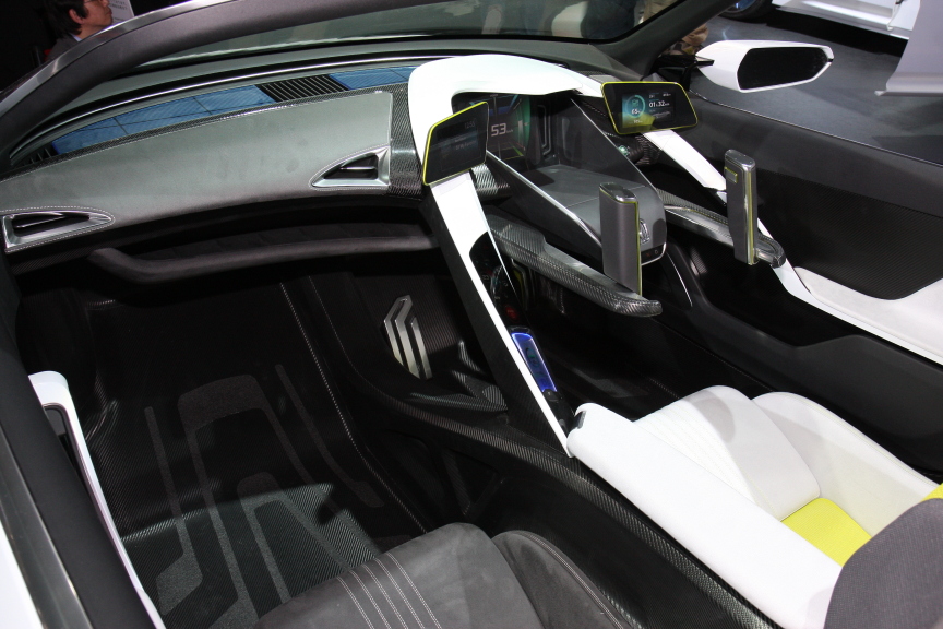 2本の操縦レバーやコクピットを中心に円を描くインパネのレイアウトは未来的な印象。メーターのほかにさまざまな情報が取得できるモニターが左右に並ぶ