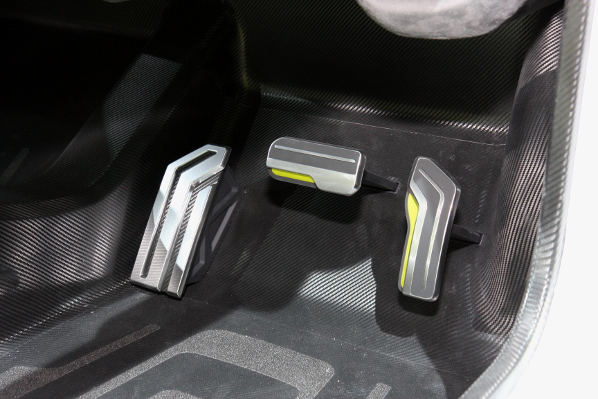 2ペダルとフットレストも未来的なデザイン