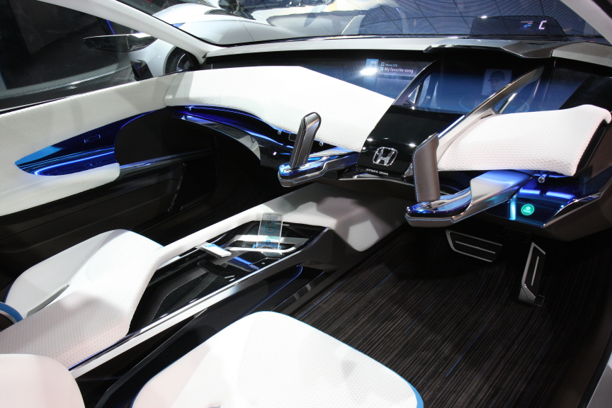 インテリアは、コクピットを中心に広がるデザイン