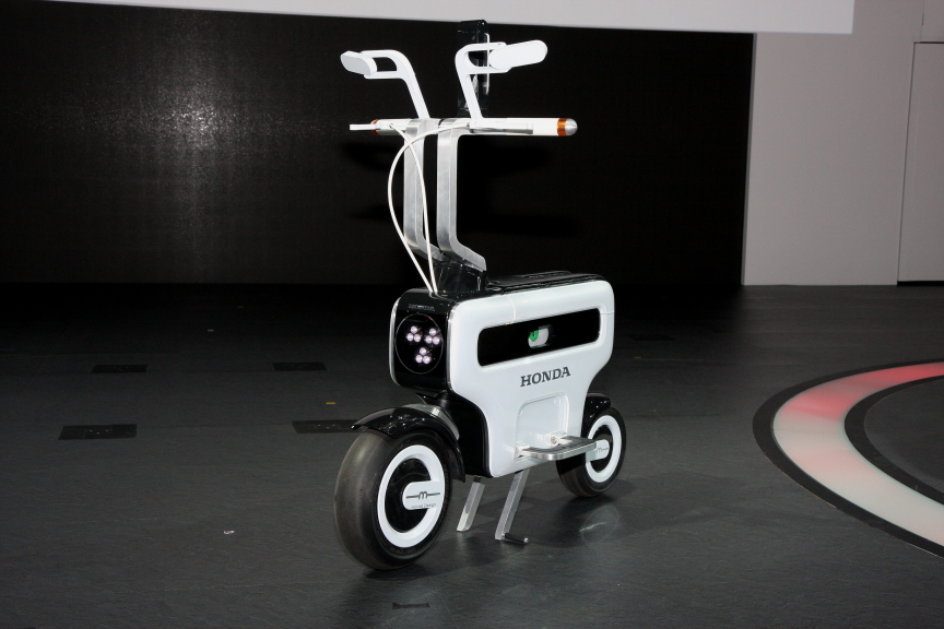 EVシティコミューターのMOTOR COMPO。カセット式のバッテリーを取り外せたり、ハンドルを折りたためたりするなどコンパクトで持ち運べることが特徴