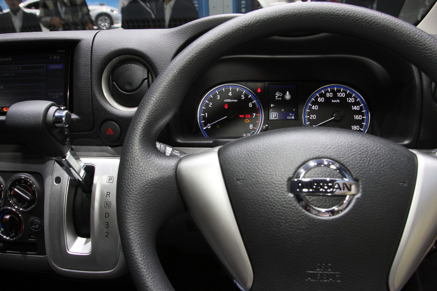 現行キャラバンは鼻先の出たデザインだが、NV350キャラバンはフロントオーバーハングを140mm短くして、ホイールベースをその分延長。結果、200mm以上長い荷室を確保できている。シフトはコラムからフロントパネルに移動、スタートはプッシュスイッチタイプとなる