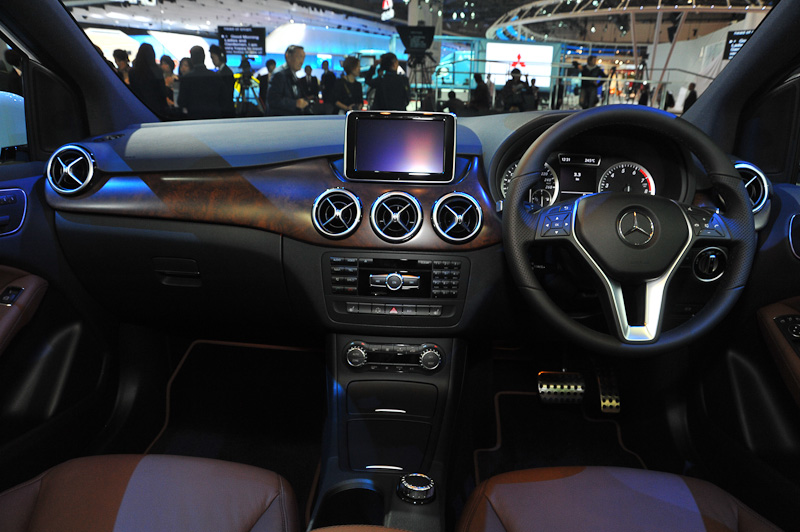 上級クラスなみのさまざまなハイテク安全装備を搭載する