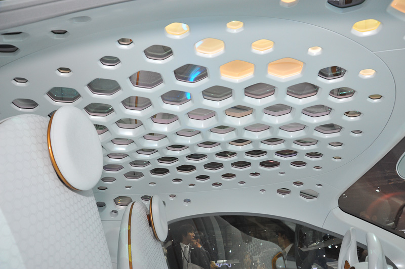 スマート・フォー・ビジョン。天井のハニカム構造が透明な太陽電池