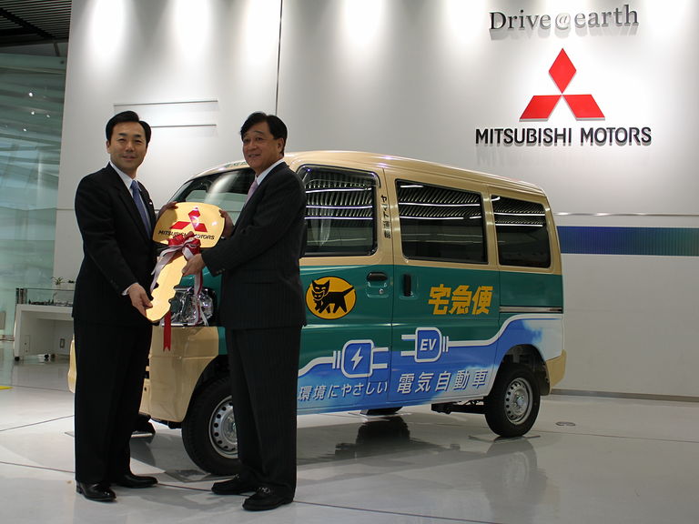 三菱自動車工業本社ショールームにて、三菱自動車工業の益子社長（右）からキーを受け取るヤマト運輸の山内社長