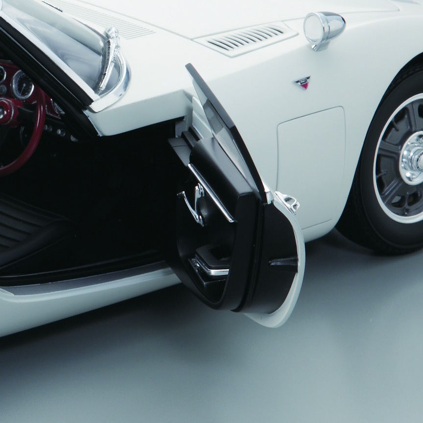 ディスプレイモデルの素材はメタルダイキャスト、ABS樹脂などを使用したマルチマテリアルを採用。ディスプレイモデルのサイズは417×160×120mm（全長×全幅×全高）