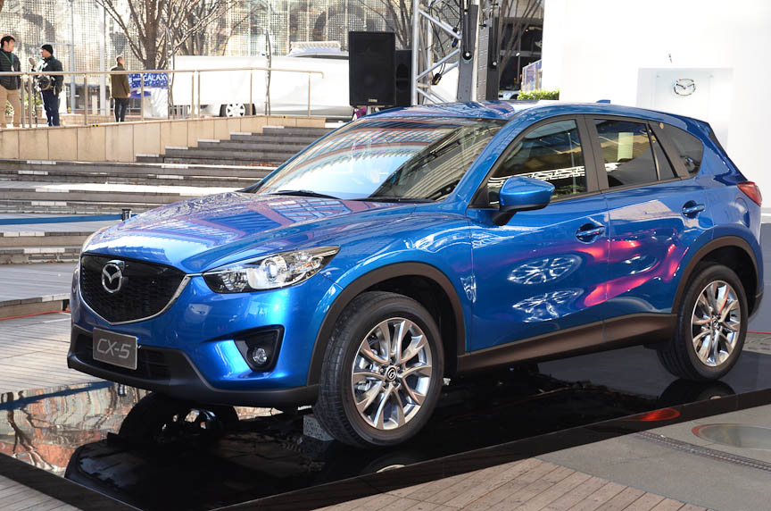 会場には来春発売の初のフルSKYACTIV（スカイアクティブ）車「CX-5」とコンセプトカー「雄（TAKERI）」が展示された