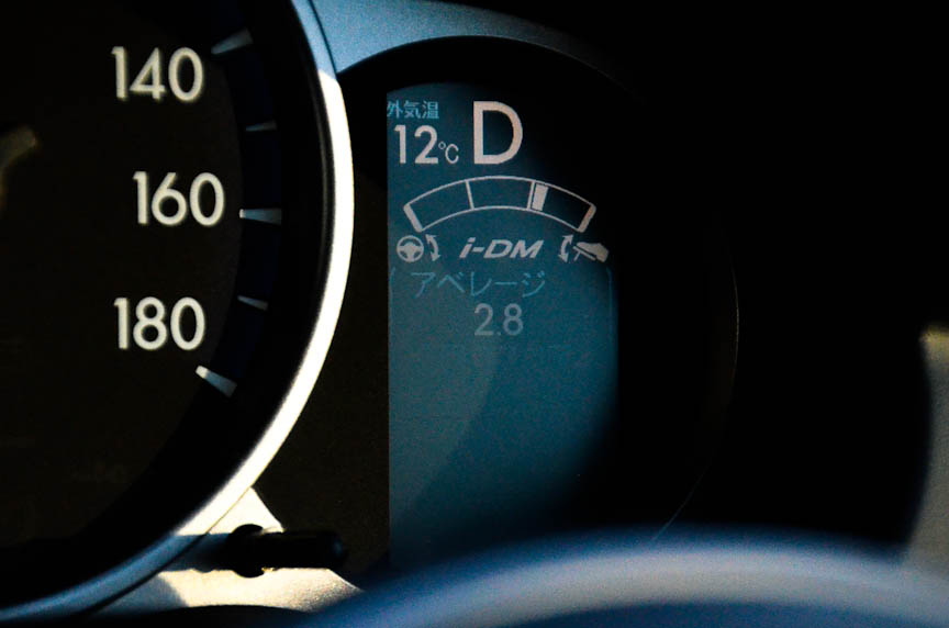 デミオのi-DM。左のグリーンはポイントが加算も減算もされない状態。中央のブルーはポイント加算となるスムーズな運転。右のように左右の白いエリアの点灯は、乗員の体が揺れてしまうよくない運転で、ポイントが減算される