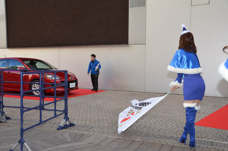 レースクイーンのフラッグを合図に出発する参加者