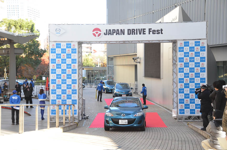 レースクイーンのフラッグを合図に出発する参加者