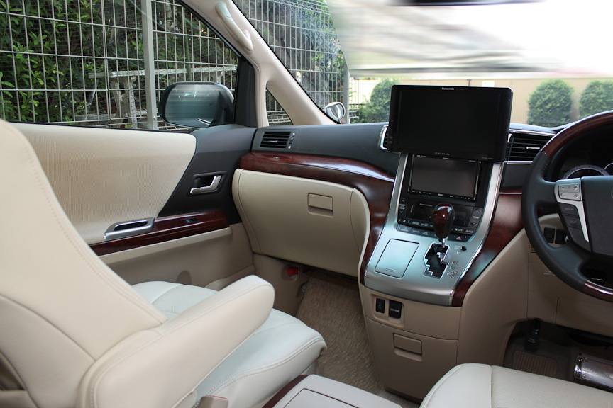 え～……いろいろ考えたものの、やはり月並みが1番ということでダッシュパネルへの取り付けに決定