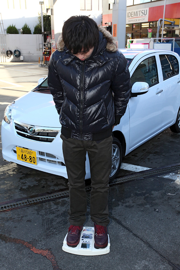 できるだけ厳密に比較するため、ドライバーの体重を量って重量の差が減るようにした。最も重い僕と最も軽い谷村氏がペアに