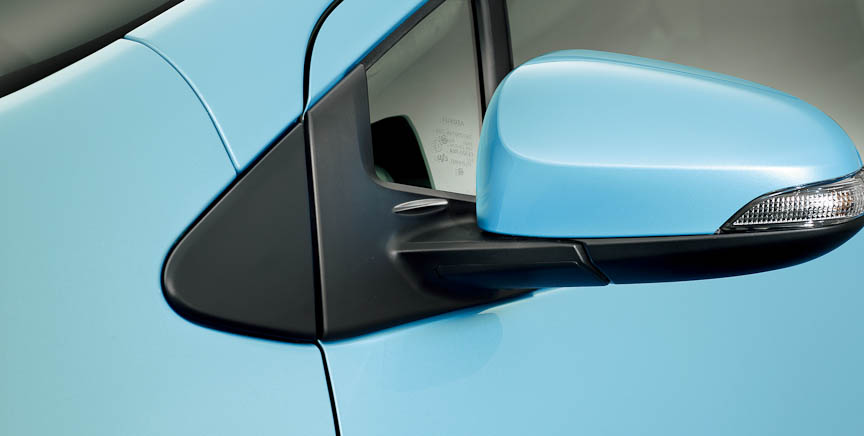 サイドミラー付け根（左）とリアコンビネーションランプ側面のエアロスタビライジングフィン