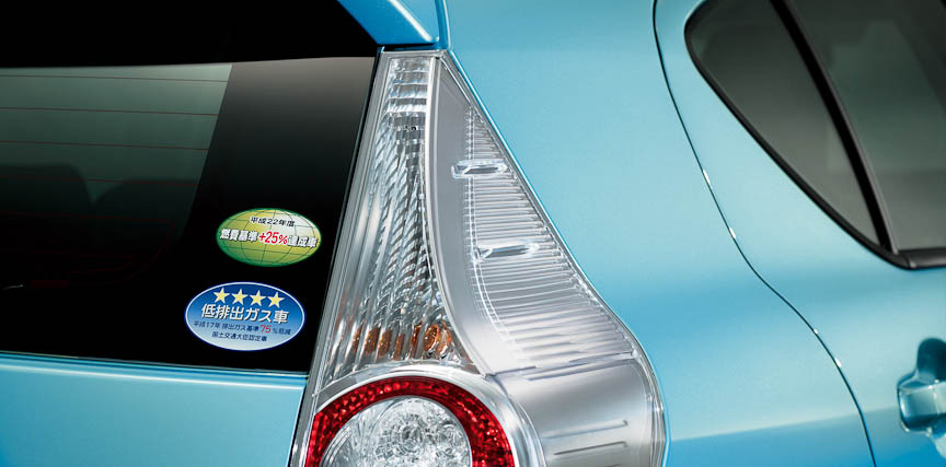 サイドミラー付け根（左）とリアコンビネーションランプ側面のエアロスタビライジングフィン