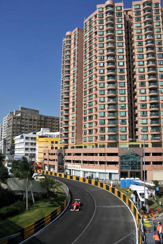 マカオのコースは超高速区間とテクニカルなコーナー区間が設けられ、マシンの性能、ドライバーの技量が大きく要求される