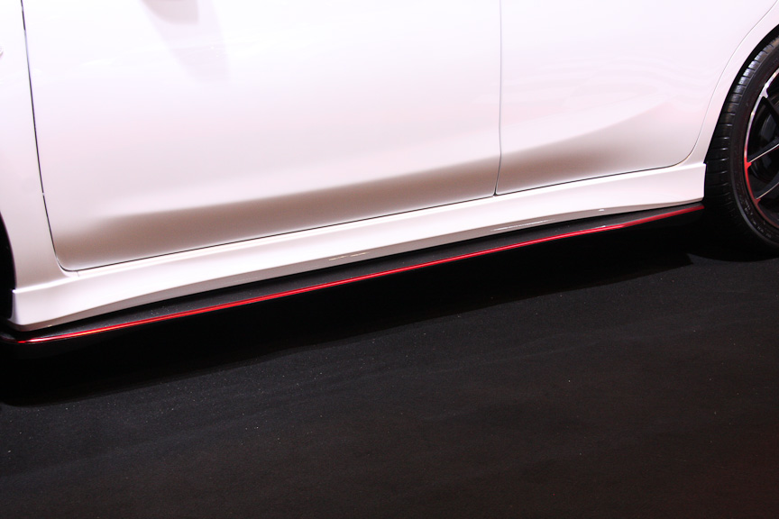 空力を追求したエアロパーツを装着する。さらに軽量ホイール、ハイグリップタイヤで操縦安定性を向上させている