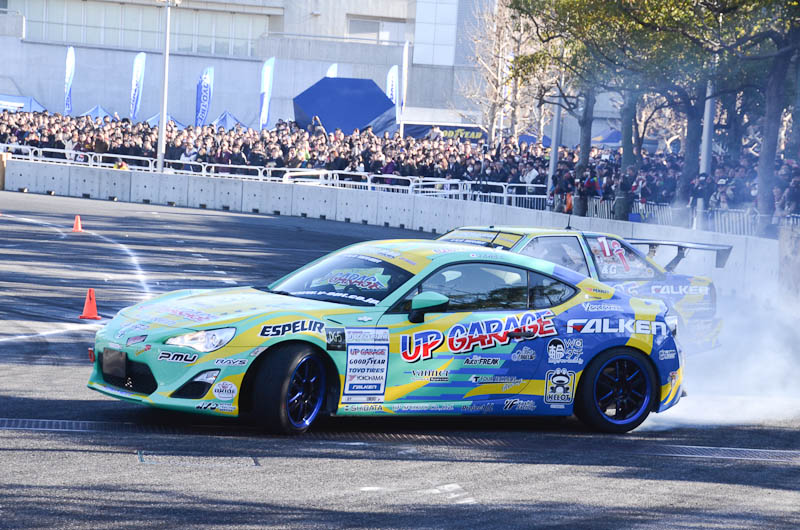 エキシビジョンマッチの途中でついに実現した新旧ハチロクの追走。新86はエンジンノーマルながら派手なタイヤスモークをあげ、旧ハチロクも本番さながらの後追いを見せる