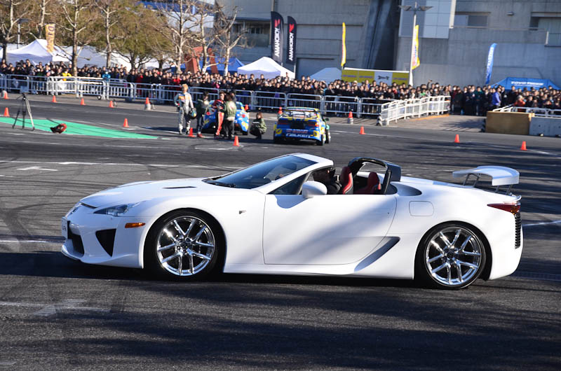 突然、特設コースに乱入してきたLF-Aのオープンモデル。1コーナーで早くもカウンターを当て、2コーナーではアクティブウイングまで展開するど派手な登場に、観衆は息を呑んだ