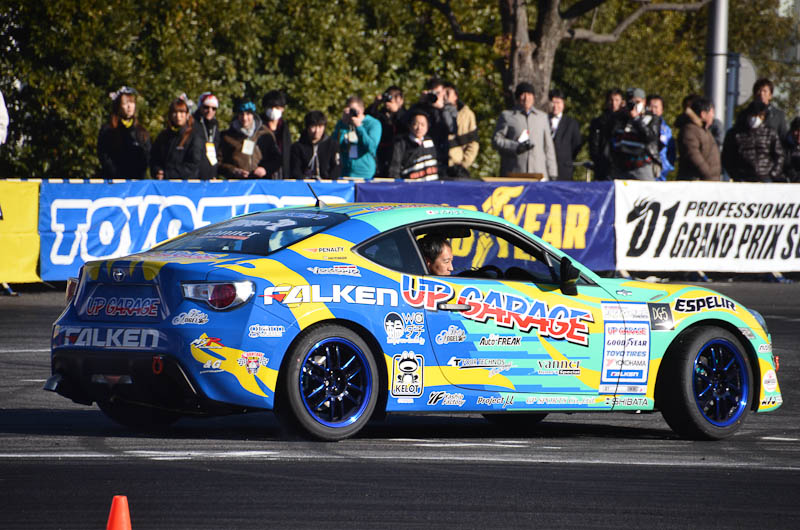 退場はドライバーを入れ替え。86には飯田が搭乗、楽しげにコーナーリングを決めつつパドックへ去った