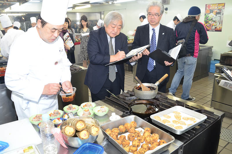 審査員が調理場を回って食材などをチェックし、料理長に質問した