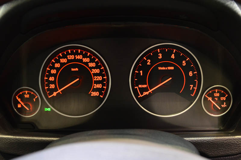 スポーツラインのブラック基調のインテリア。赤いアクセントで引き締める