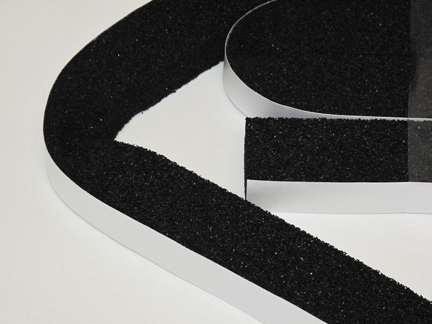 特殊吸音スポンジは、見た目よりもズッシリと重く、吸音効果だけではなく制震効果も期待できるぞ