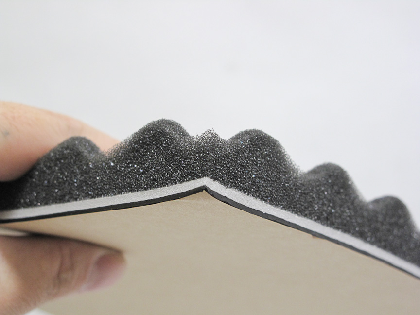 この吸音スポンジシートは、質量がある特殊ゴムシートと波形軽量スポンジを組み合わせ、制震効果も得られる