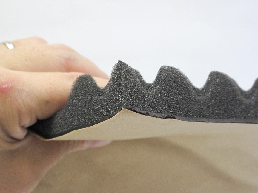 ブチルゴム接着シートと波形軽量スポンジが組み合わせられた吸音スポンジシート。軽量に仕上げられている