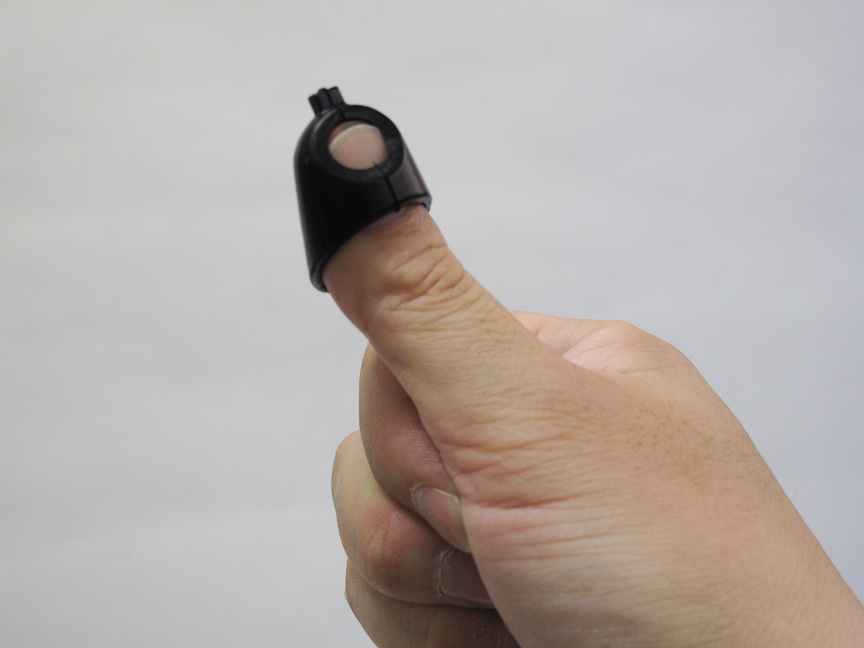 これは技あり一本！　スイッチコネクターなどの固いツメを押し込むためのスペシャル指サックが付属。アイデア商品ですな