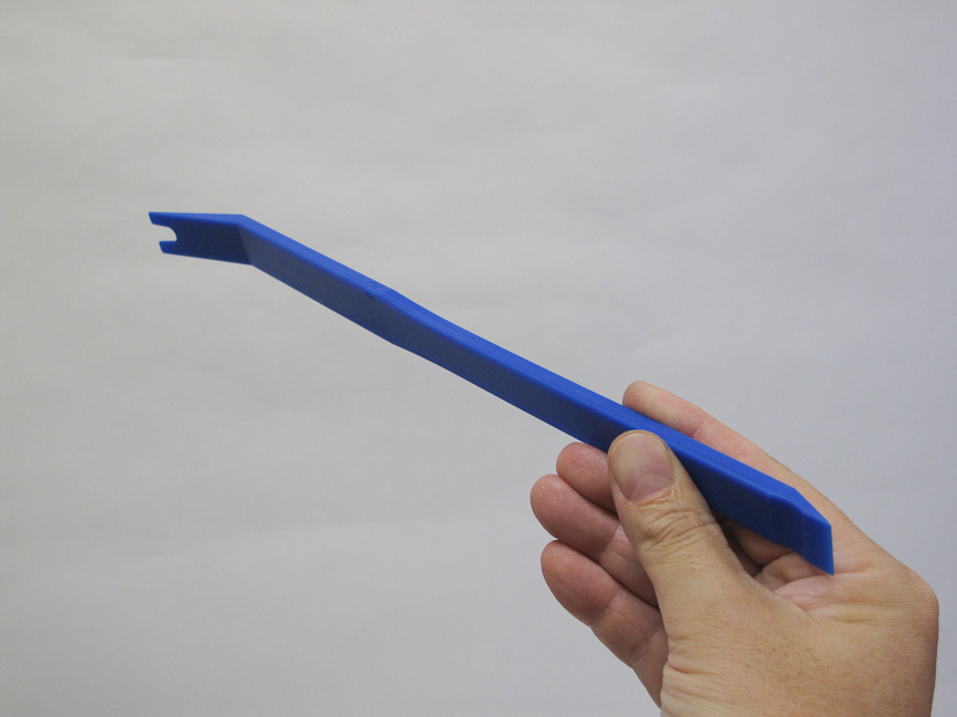 初めてクルマいじるする人にもうれしい、プラスチック製の内装外しヘラが付属。パーツへのダメージも少なくて済む