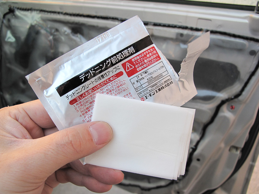 脱脂性能強化版ウエットティッシュ。後になってドア内部で剥がれ落ちるとやっかいなので、接着面はしっかり拭いておこう