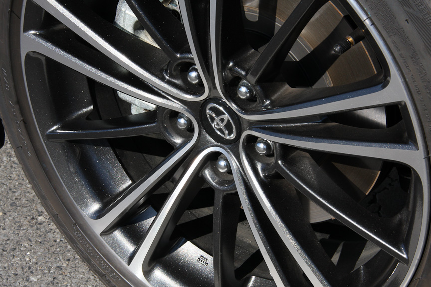 4,240×1,775×1,300mm（全長×全幅×全高）とコンパクトなボディーに、最高出力147kW（200PS）/7,000rpm、最大トルク205Nm（20.9kgm）/6,400-6,600rpmを発生する水平対向4気筒 2.0リッターエンジンを搭載。「RC」は6速MTのみ、「G」「GT」「GT“Limited”」はそれぞれ6速MTと6速ATをラインアップする