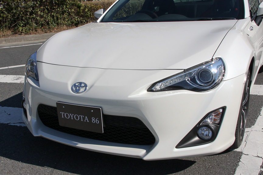 4,240×1,775×1,300mm（全長×全幅×全高）とコンパクトなボディーに、最高出力147kW（200PS）/7,000rpm、最大トルク205Nm（20.9kgm）/6,400-6,600rpmを発生する水平対向4気筒 2.0リッターエンジンを搭載。「RC」は6速MTのみ、「G」「GT」「GT“Limited”」はそれぞれ6速MTと6速ATをラインアップする