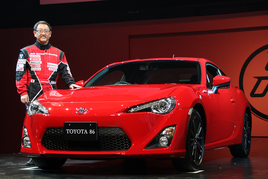 豊田章男社長とFRスポーツカー「86」