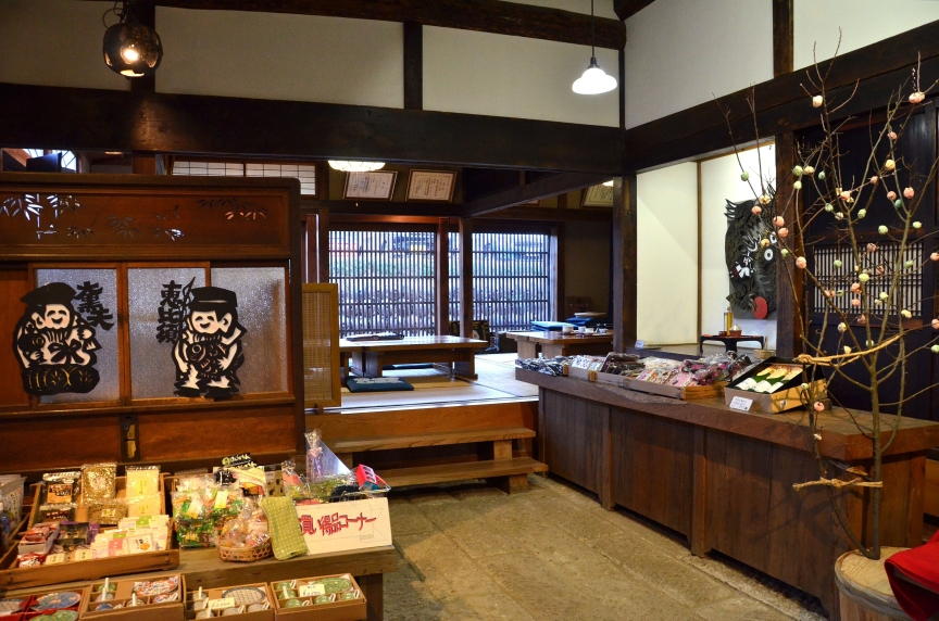 「甲子」のお酒の試飲＆販売、雑貨販売、そして食事やお茶も楽しめるまがり家