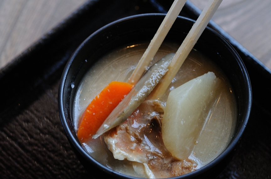 この日の汁物は鮭の粕汁。人参、大根、ごぼうと野菜もたっぷり