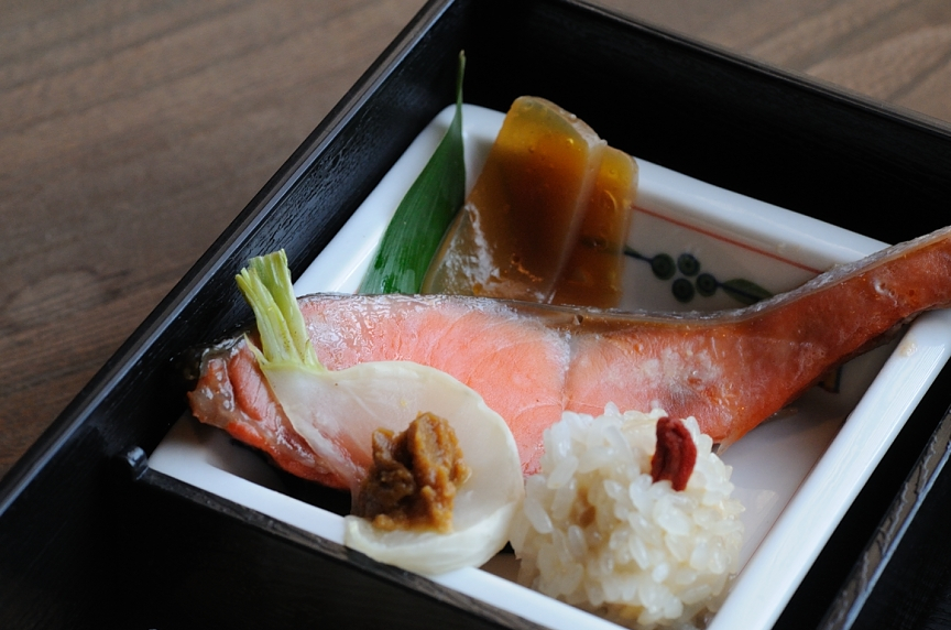 粕漬こんにゃく、鮭の粕漬け、焼きカブの自家製にんにく味噌和え、肉だんご