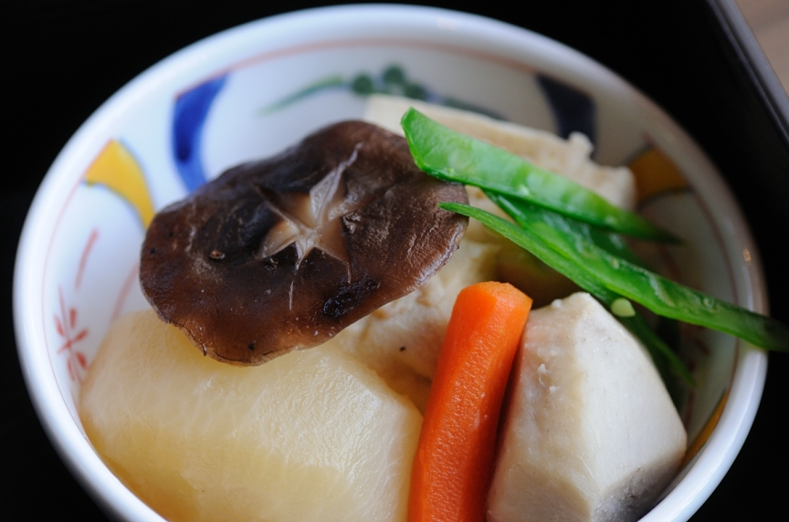 地元の農協から仕入れる野菜の煮物。人参、里芋、椎茸、凍み豆腐など