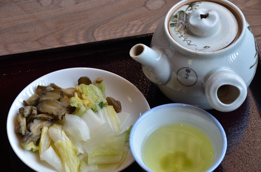 お茶うけの漬物もおいしくてポリポリと止まりませんの